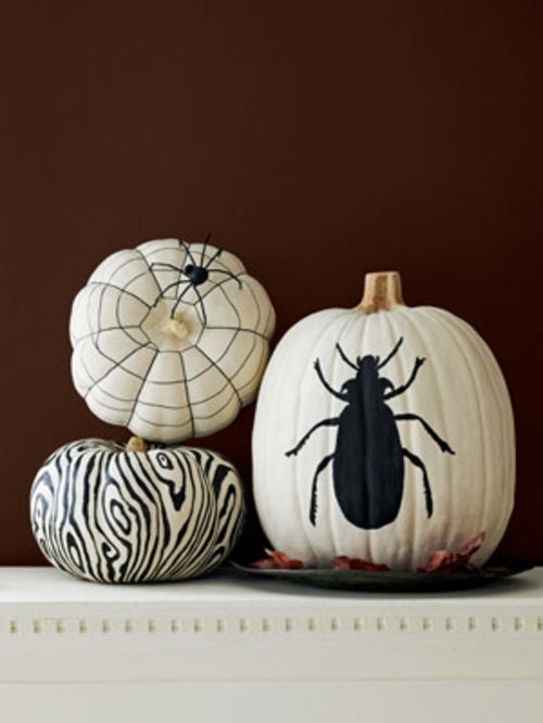čiernobiela tekvicová halloweenská dekorácia