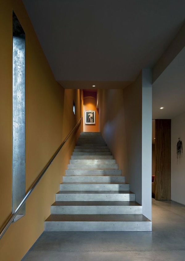 moderné betónové schody-oranžové steny moderné-betónové-schody-oranžové-steny