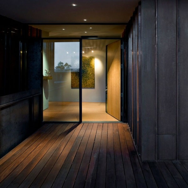 Luxusná interiérová kúpeľňa so sklenenými dverami Luxusná interiérová kúpeľňa so sklenenými dverami