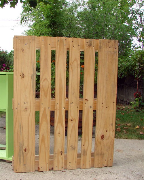 Demontujte nástennú skriňu z drevených paliet a recyklujte ju