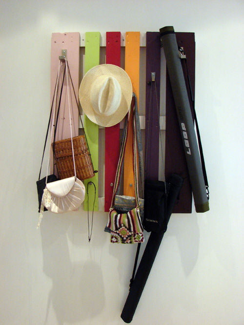 Nástenné kabáty na europalety, postavte si farebné háčiky na kabáty sami