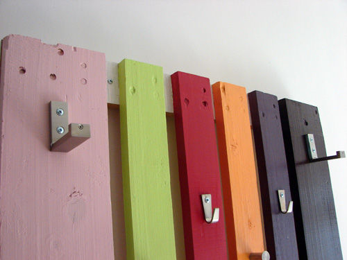 Nástenný vešiak na šaty z drevených paliet, maľované farebné háčiky na kabáty