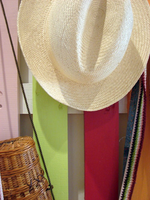 Nástenné kabátové europalety si vyrobíte farebne namaľované