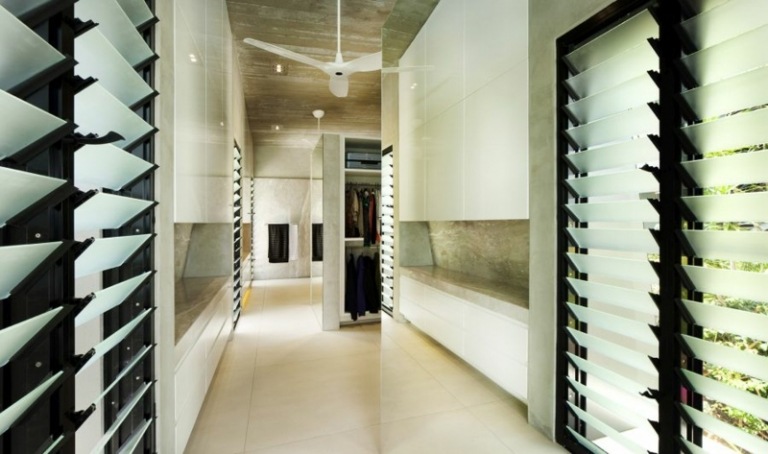 interiérové ​​betónové žulové rolety biela čierna šatníková skriňa