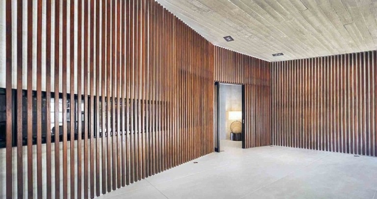 interiér z betónu a žuly vstupné drevené pásy dizajnové okná