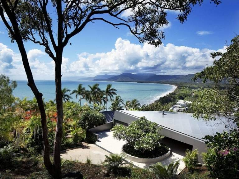 interiér z betónu a žuly exotické záhradné palmy lemujú okraj