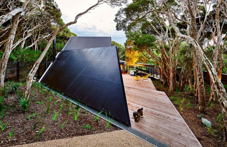Interiér z dreva a betónu - strecha tvorí aj stenu interiér bungalovu vyrobený z dreva a betónového strešného lesa
