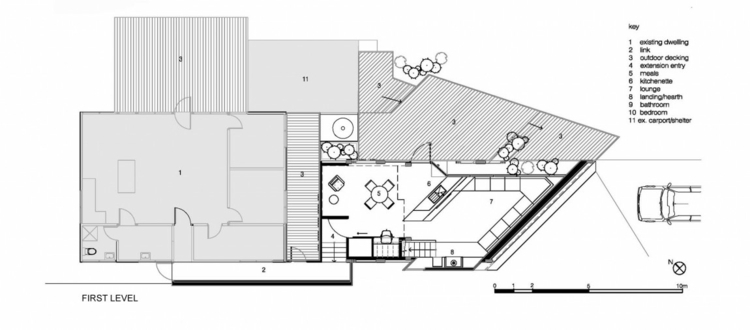 Interiér bungalovu v pôdoryse spodného poschodia pôdorysný interiér bungalovu z dreva a betónu moderný