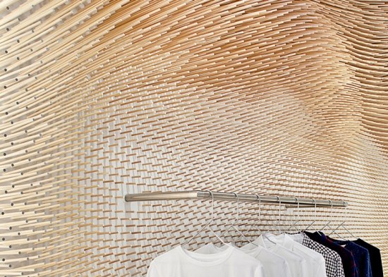 splývavé tvary interiérový dizajn drevené paličky buk dekoratívna stena efektívna