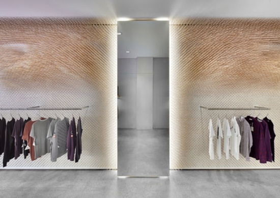 butik stuttgart kniha dekorácia stena trendy drevené palice interiér