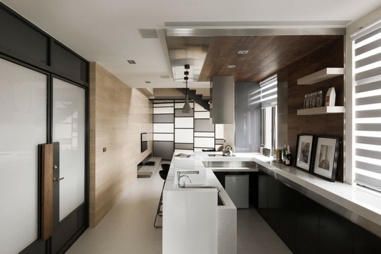 Interiér modernej kuchyne je veľmi pôsobivý dvere do kuchynskej vstupnej police biele čierne drevo