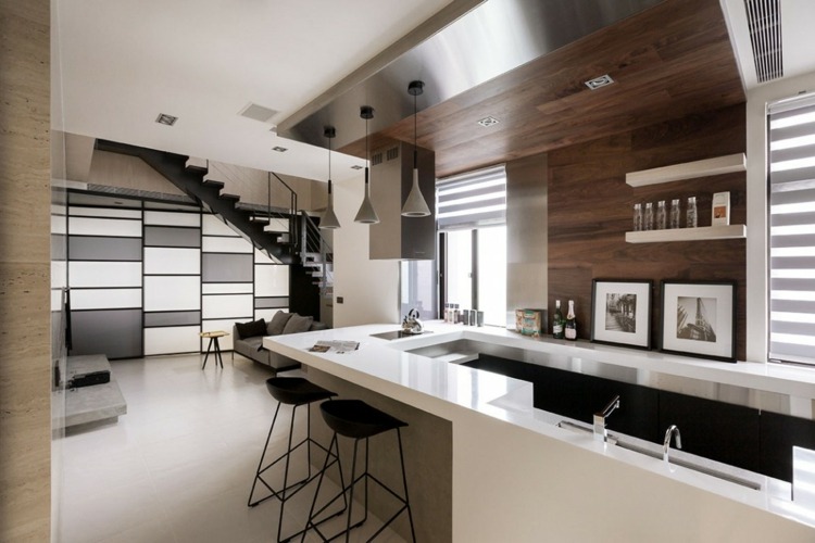 Pri návrhu kuchyne boli zvolené biele vysoký lesk a obloženie z tmavého dreva na stenu kuechen dizajn moderná barová stolička schody drevený obklad steny