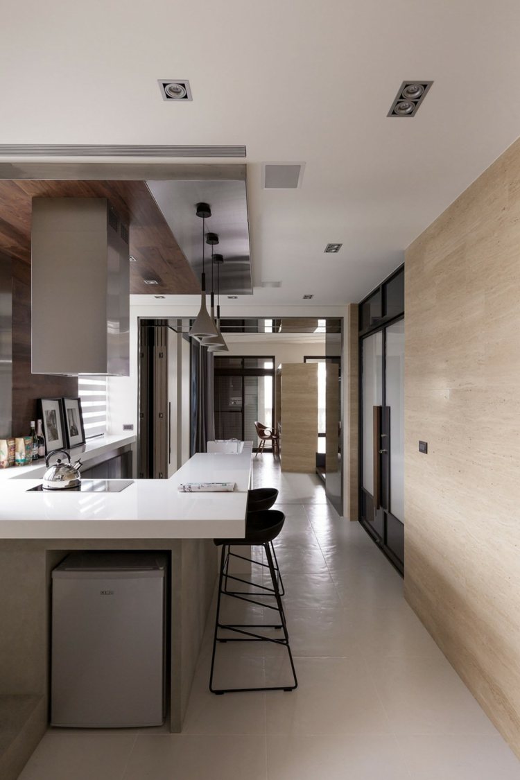 Praktický dizajn kuchyne v predĺženej miestnosti odsávač pár kuchynská myšlienka zariadenie interiéru zariadenie