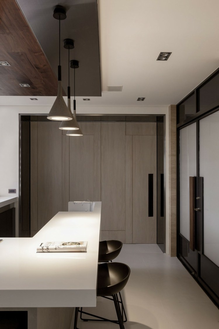 Interiérový dizajn - spálňu je možné tiež uzamknúť pre väčšie súkromie Skriňové dvere, spálňa, kuchyňa, biely, lesklý dizajn, nápad interiéru