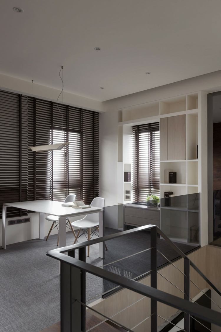 Jednoduchý dizajn pre interiér v kancelárii aj v celom byte podlaha šedá moderný nábytok dizajnový stôl