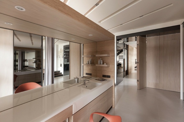 Pri navrhovaní spálne sa myslelo aj na márnosť márnosť spálňa nápad interiérový dizajn zrkadlo červená stolička