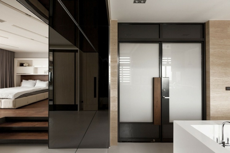 Prvky interiérového dizajnu zaisťujú moderný vzhľad akcent vchodových dverí vysoký lesk čierny obklad steny spálňa kuchyňa