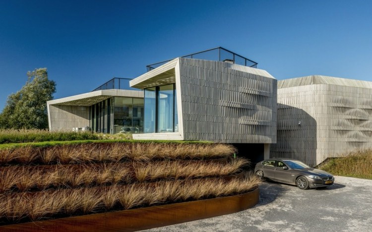 Súčasťou interiéru je aj podzemná garáž v dome garážový dom auto design nápad automatizácia moderný štýl