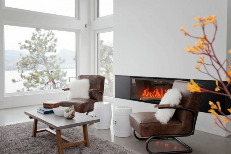 interiér v bielych a mramorových stoličkách kožený hnedý konferenčný stolík obývačka