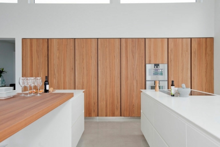 interiér biele mramorové drevené skrinky kuchynský ostrov