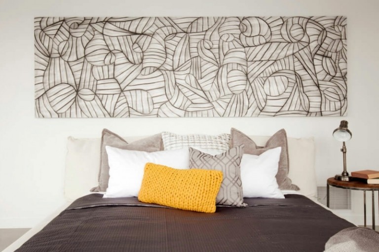 interiér biele mramorové dekoračné vankúše nástenný nástenný stolík sivá posteľná bielizeň