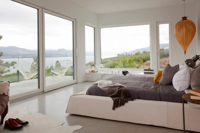 interiérová biela mramorová vaňa do spálne akcentová lampa