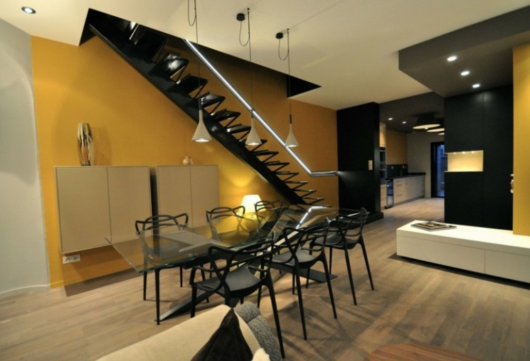 interiér s čiernymi akcentmi jedálenský kút oranžová akcentovaná stena obývačka