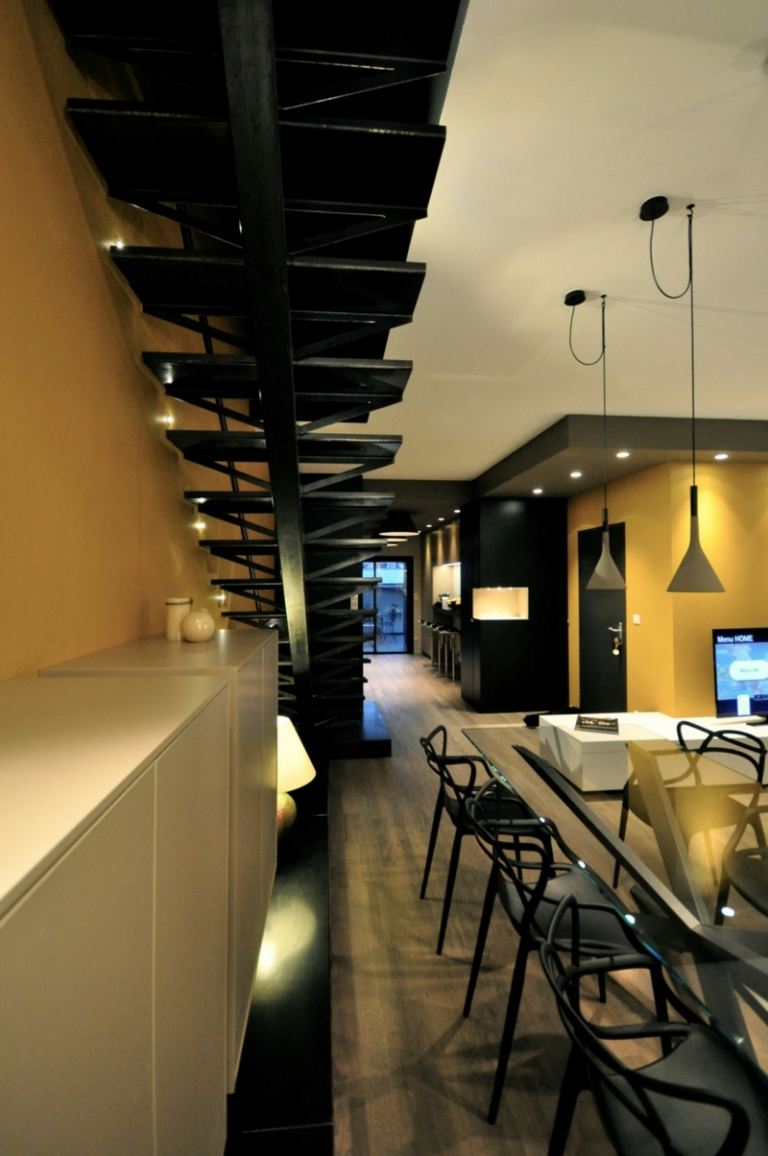 interiér s čiernymi akcentmi biela skrinka žltá stena nízka doska televízia