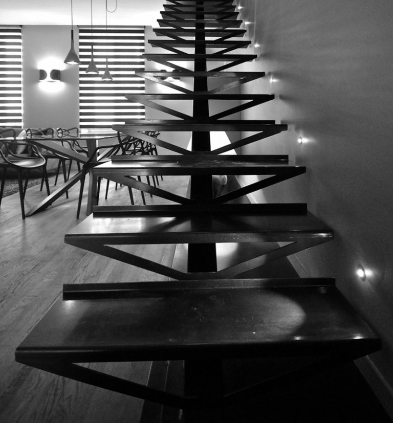 interiér s čiernymi akcentmi moderné schody dizajnové osvetlenie dreva