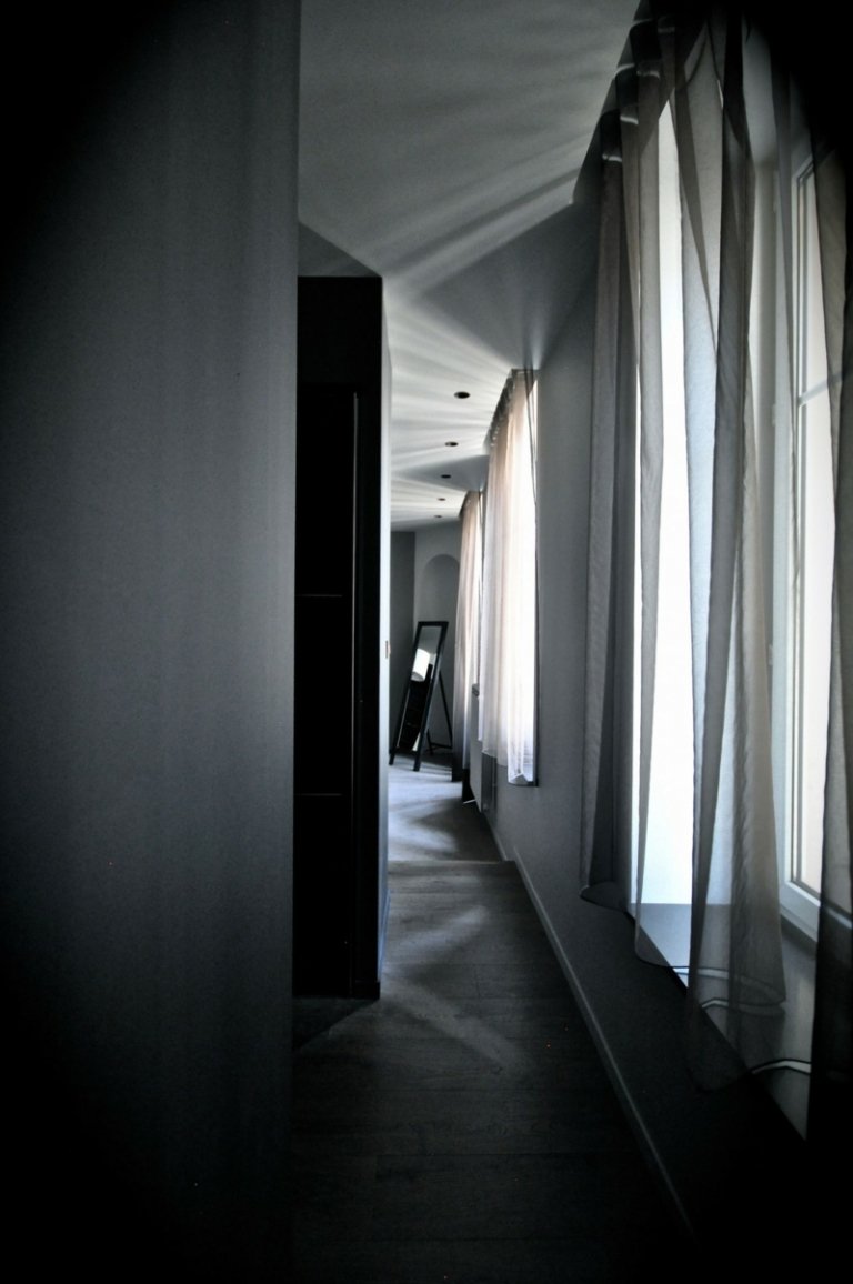 interiér čierne akcenty chodba závesy zrkadlo monochromatické