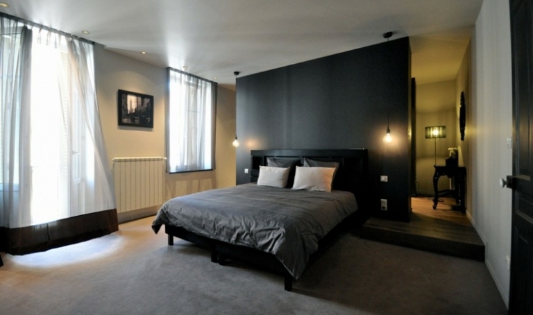 interiér čierne akcenty spálňa posteľ prízvuk stena koberec