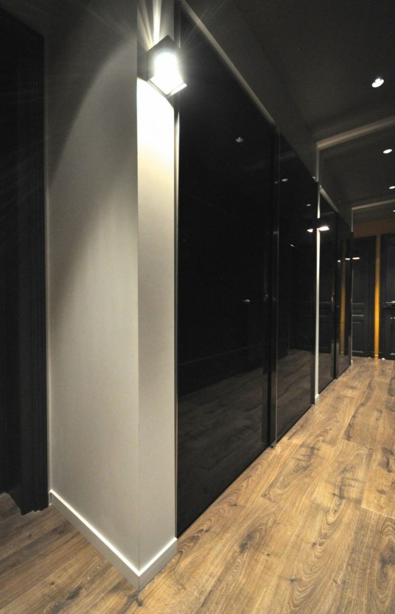 interiér s čiernymi akcentmi šatník vysoký lesk parkety