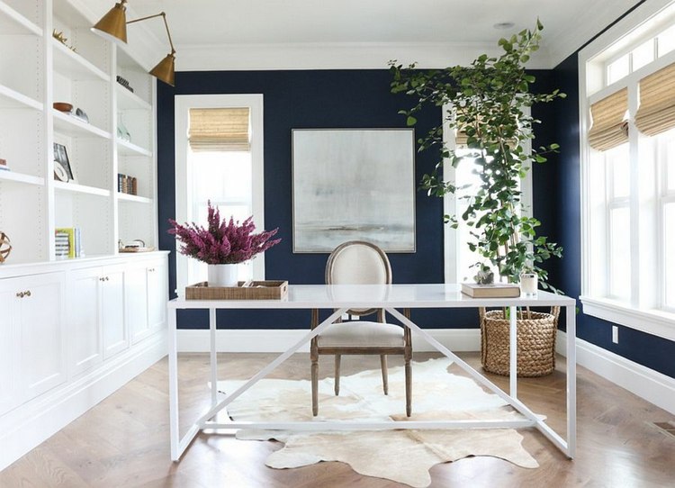 interiérové ​​trendy v letnej stene budova modrá rastlina miestnosť stôl kancelária