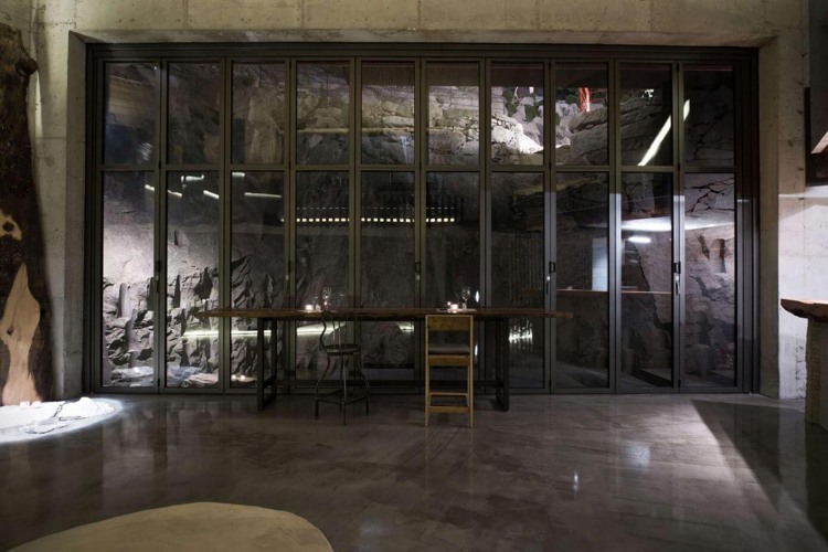 Trend interiéru - zasklenie oddeľuje interiér od horskej krajiny Trend interiéru -moderné-kameň-zasklenie-jedálenský stôl-minimalistický-dizajn-osvetlenie