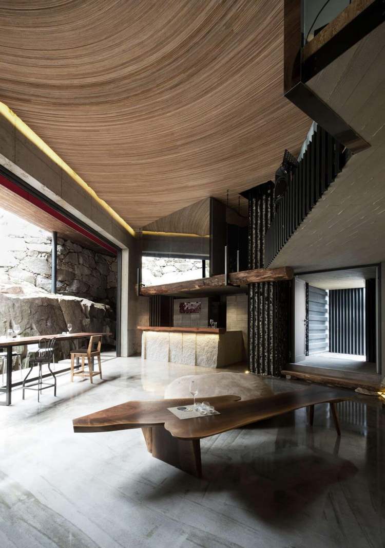 rozložených prvkov a úrovní v modernom interiéri interiérový trend-moderný-kameň-mramor-hlboký kameň-drevo-stôl-minimalistický