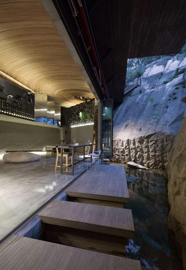 Jazierko z prírodného kameňa plynule prepojené s interiérom interiér-trend-moderný-kameň-terasa-dvere-bazén-voda-hory