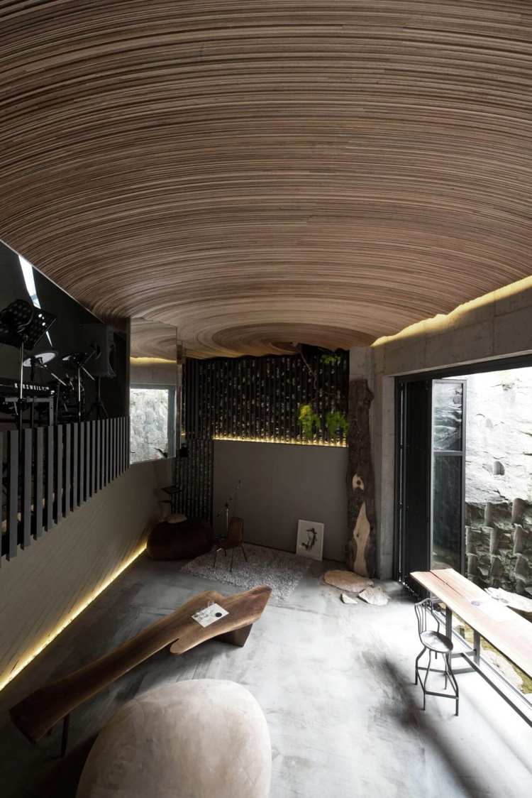 Skombinujte variácie šedej s drevom interiérový trend-moderný-rock-drevo-strop-panoramatické okná-sivá-nepriame-osvetlenie