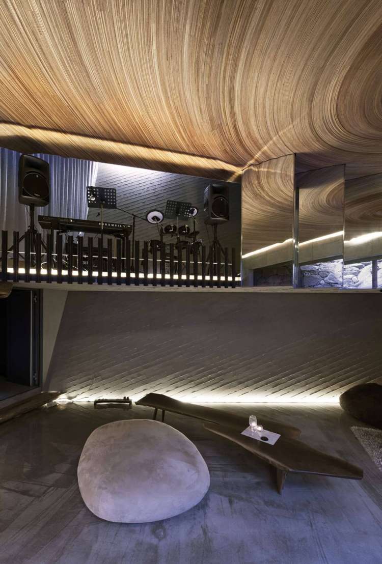 Kombinujte betón, kameň a lesklé povrchy interiér-trend-moderný-rock-vyhral-izba-minimalistický-drevený strop