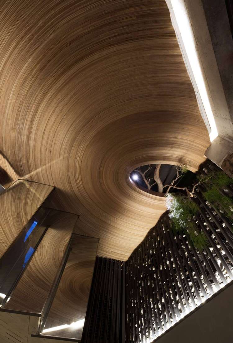 mimoriadny drevený strop s otvorom interiérový trend-moderný-kameň-drevo-stena-schody-zrkadlový-povrch