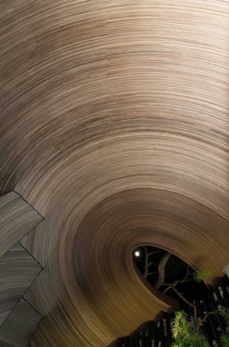 skutočná vetva stromu prerazí drevený strop interiérový trend-moderný-kameň-drevo-strop-strom-akcent-dekor