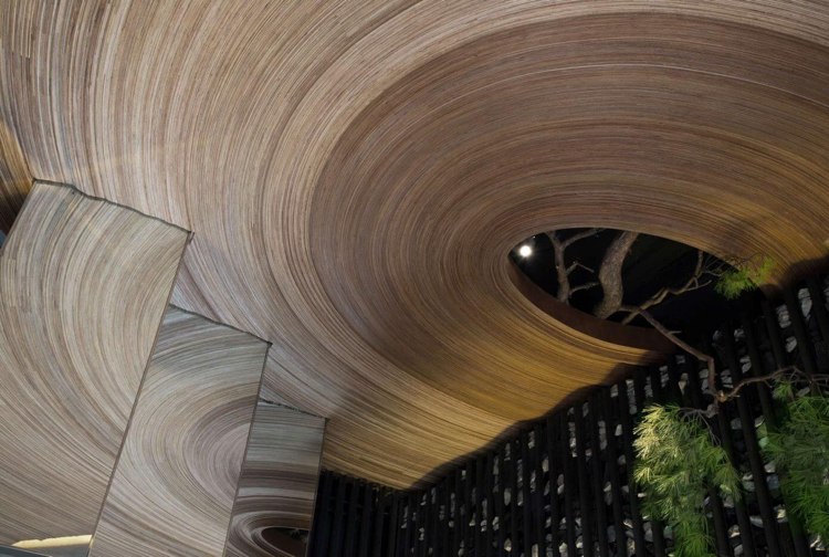 Netradične kombinujúce materiály - drevo, kov a kameň interiérový trend-moderný-kameň-drevo-strop-strom-príroda-zrkadlený