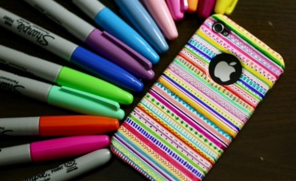 pogumovaný kryt na iphone-s-plstenou špičkou-ozdobiť-farebné prúžky
