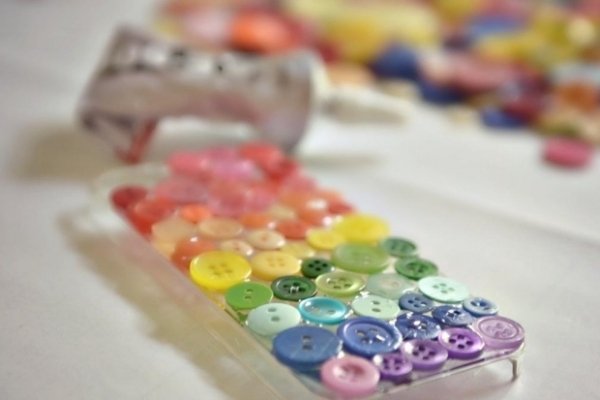 ochranný kryt-iphone-ozdoba-s-farebnými tlačidlami