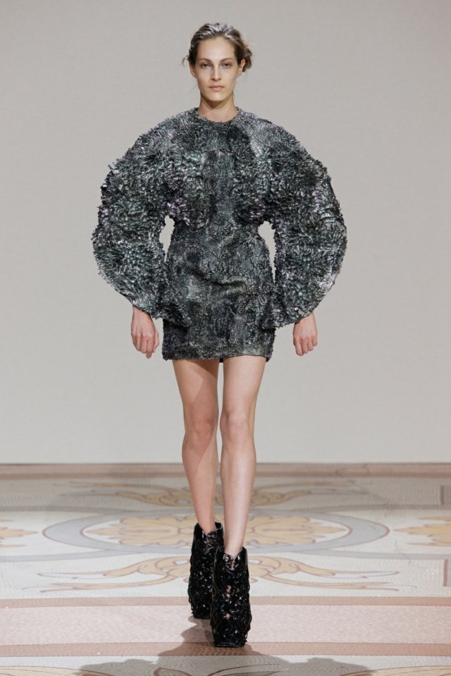 Módny kúsok od Iris van Herpen symbolizuje divokosť Wildness-von-Iris-van-Herpen-jar-leto-2015