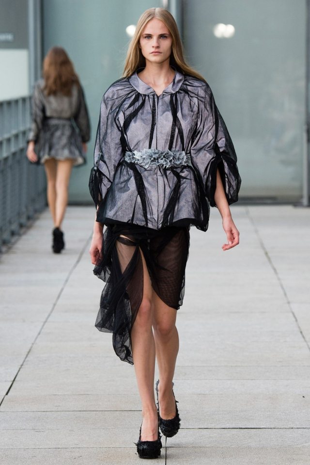 jemné textílie kontrastujú s ťažkými materiálmi Tulle-under-fabric-Iris-van-Herpen-collection-2015