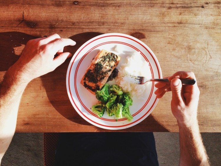 zdravá výživa s vyváženým pomerom zeleniny a bielkovín a vyváženou stravou