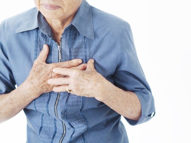 Staršia žena sa drží v oblasti srdca s podozrením na cievnu mozgovú príhodu