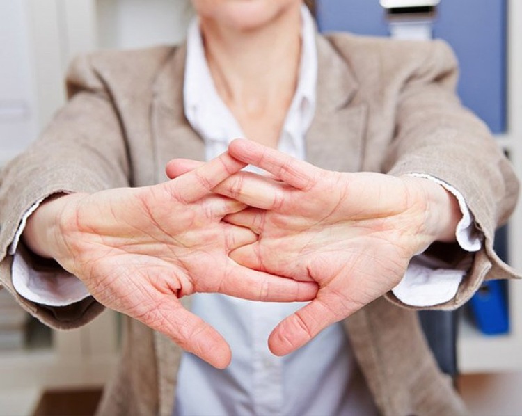 Praskanie prstov poškodzuje kĺby a väzy