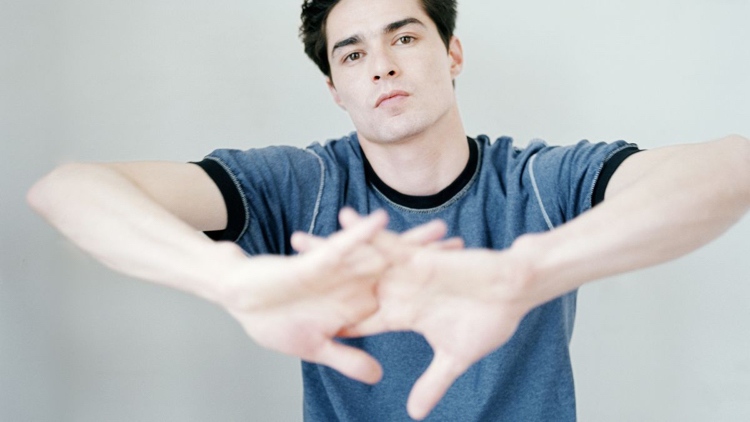 Prečo pri Gelente praskajú prsty a následky pri každodennom lámaní prstov