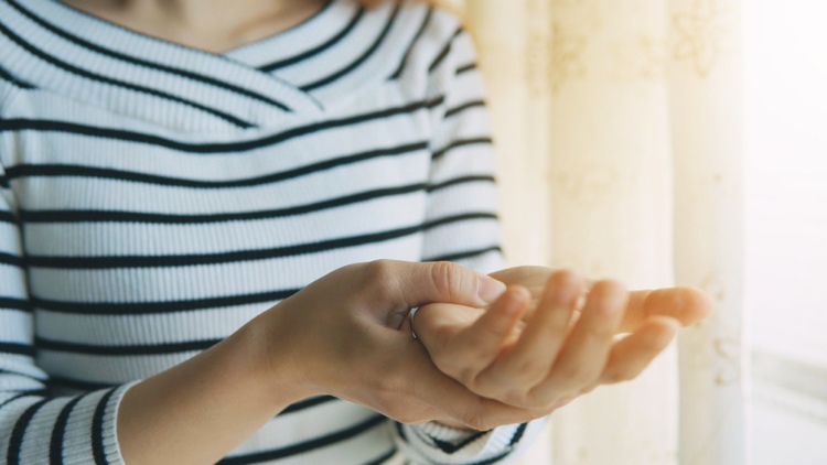 Prečo je lámanie prstov nezdravé a štúdie škodlivé